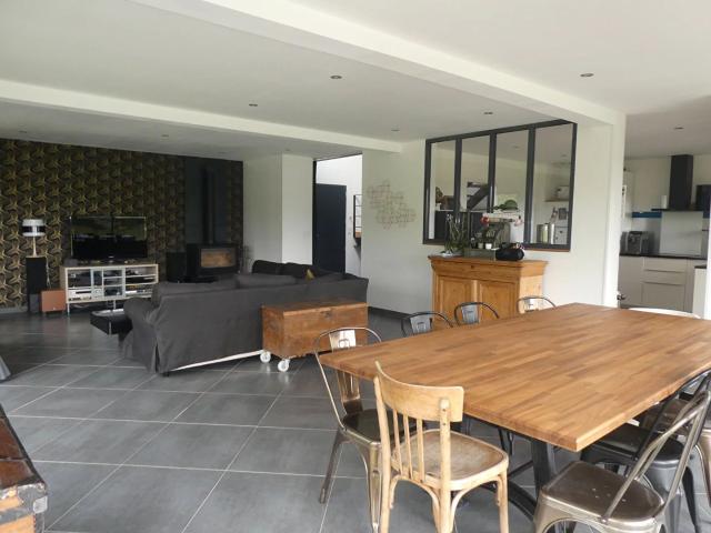 Maison Pont L Eveque 204.42 M², terrain 4300 M², 4ch, bureau, ga