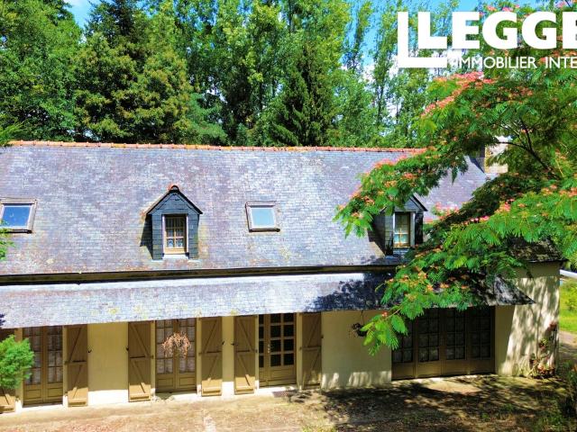 Maison paisible en périphérie du village, avec piscine, bois et étang près de Pontivy et Loudéac