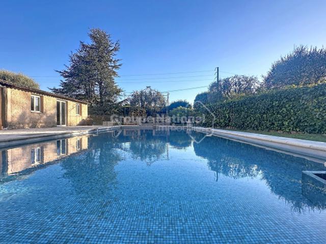 Propriété de caractère avec piscine sur grand terrain plat arboré