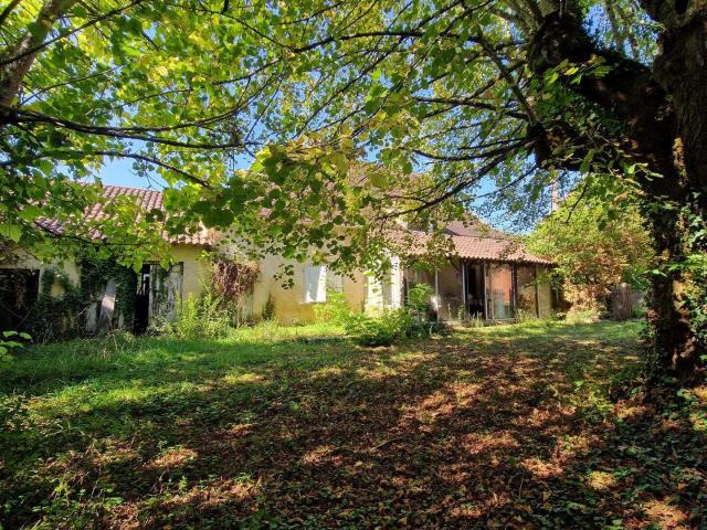 Maison perigordine en pierres à renover avec dépendances et. 96m² Le Bugue