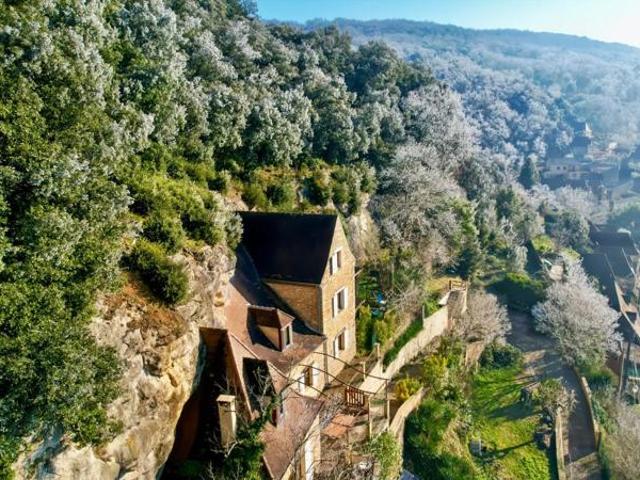 Maison périgourdine avec vue spectaculaire et grotte classée