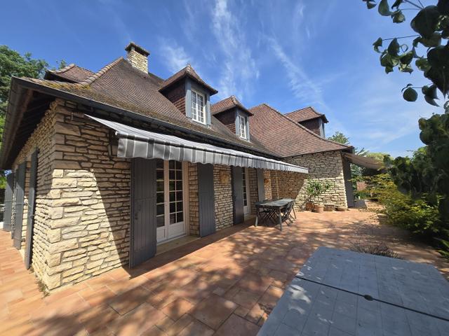 MAISON PERIGOURDINE EN PIERRE PRESTATIONS HAUT DE GAMME ET PARC ARBORE