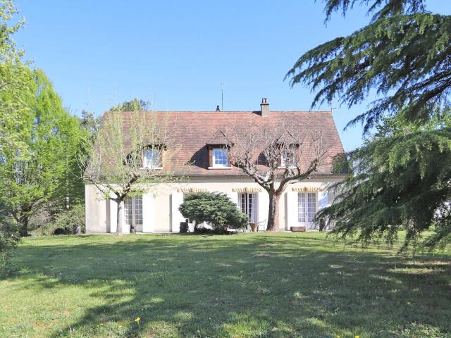 Maison Style Périgourdin proche centre, terrain et source