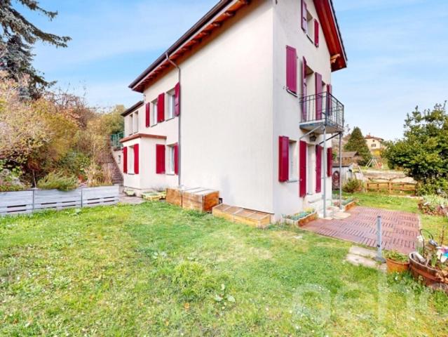 Maison plurifamiliale pleine de potentiel avec vue sur le lac!