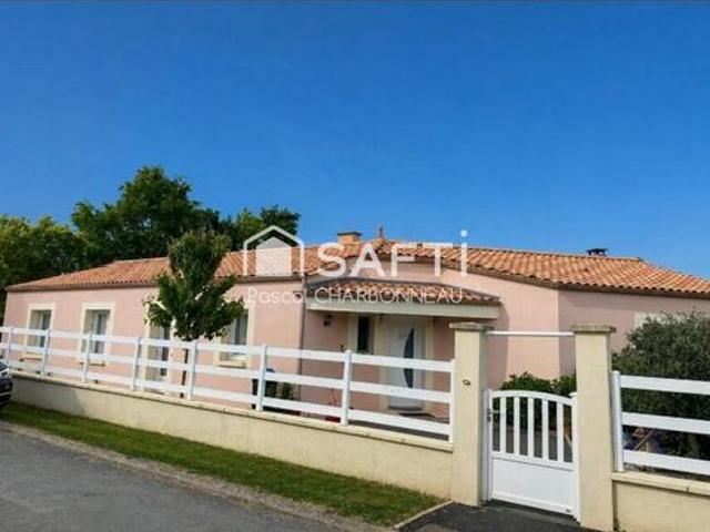 MAISON PLAIN PIED 4 CHAMBRES ET UN BUREAU PISCINE TERRAIN CLOS