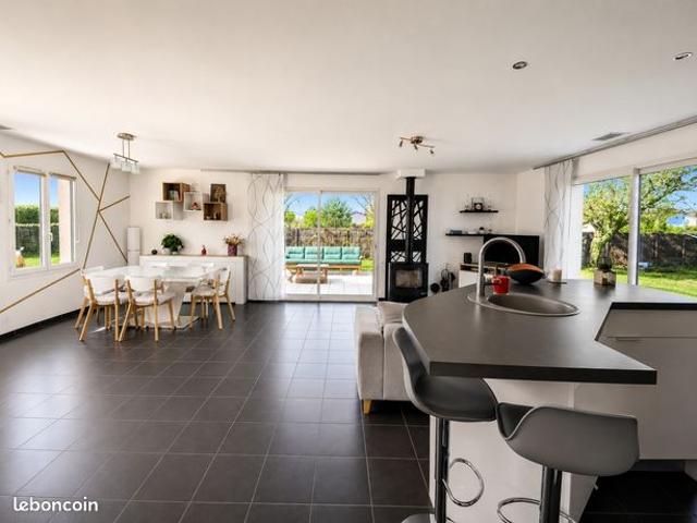Maison plain pied 4 chambres Terrain 1030 m² DPE B Calme