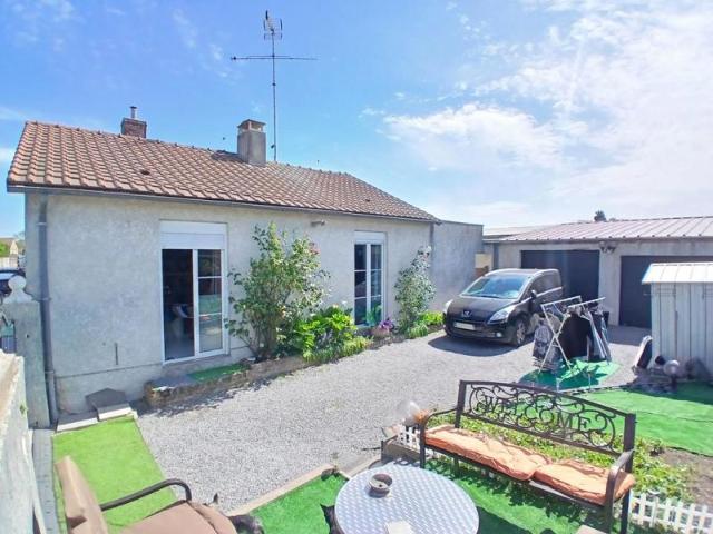 Maison plain pied 65 m2, terrasse, jardin et 2 garages