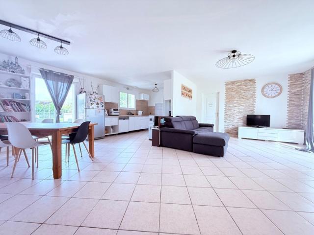 Maison plain pied 130 m² – 4 chambres – piscine – terrain 3 200 m² – assainissement conforme