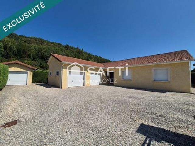 Maison plain pied 138 m2 double garage 52 m2 + garage indépendant à AMBUTRIX secteur très calme