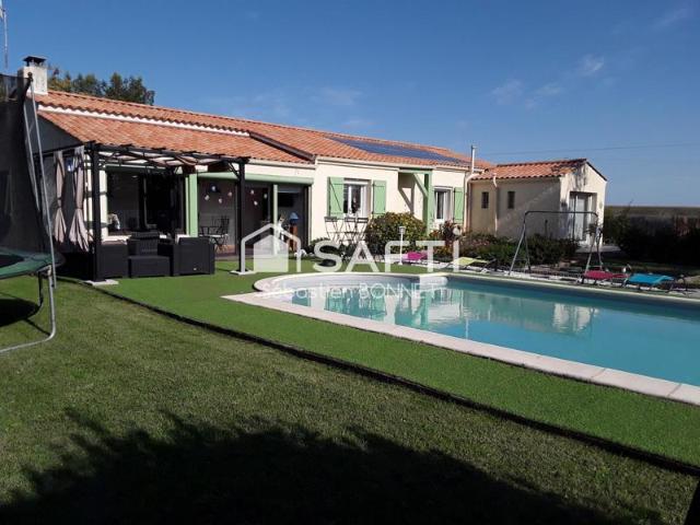 Maison plain pied 3 chambres avec deux garages et piscine