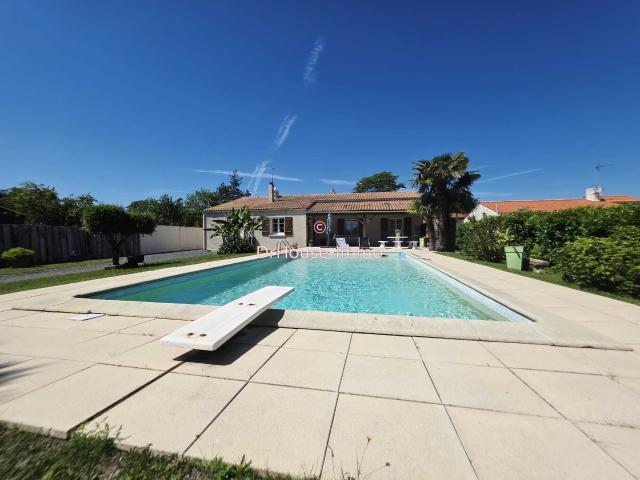 MAISON PLAIN PIED 3 CHAMBRES JARDIN PISCINE