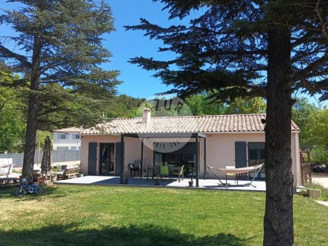 Maison plain pied T4 récente plan d'Aups terrain plat 887 mètres carrés