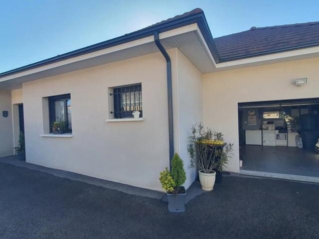 Maison Plain pied quatre pièces avec garage carrelé et isolé
