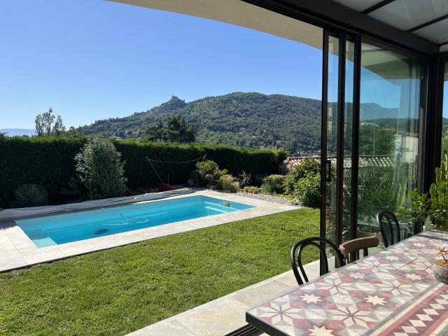 Maison Plain pied vue dégagée piscine Véranda sous sol complet