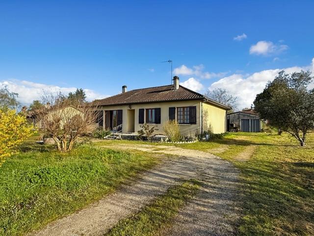 Maison plain pied à rénover 96m2 et garages de 13 m2 et 26 m2 sur terrain 1956 m2 4 pièces LA FORCE 24