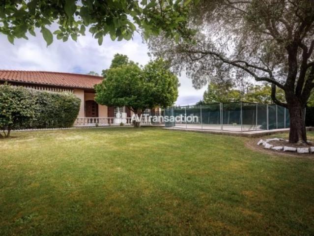 Maison plain pied avec piscine et double garage