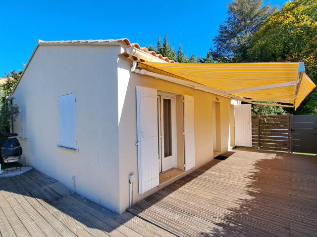Maison plain pied avec piscine semi enterrée