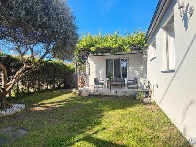 Maison plain pied, cœur de village avec jardin
