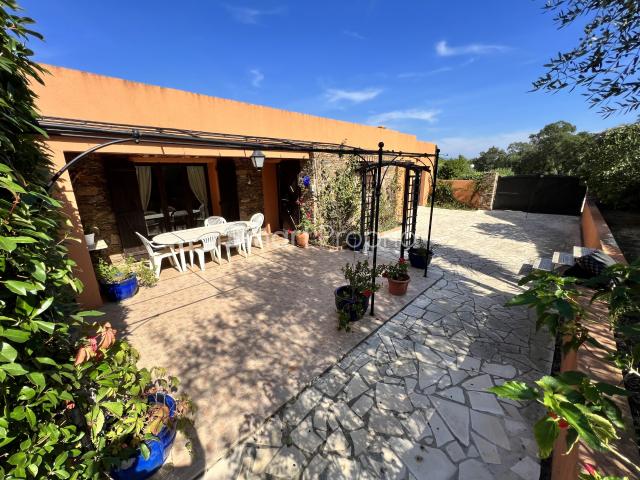 Maison Plain pied de 116 m2 / 3 chambres / 768 m2 de terrain/ Garage / plages et commerces à pied