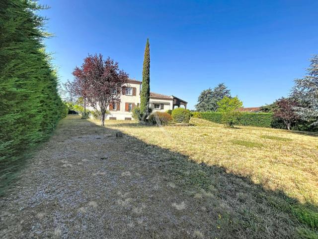 Maison plain pied de 229 m² avec 5 chambres, sous sol complet, double garage et jardin clos à 3 minutes de Prayssac
