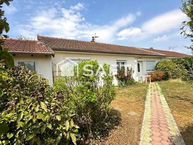 Maison plain pied disposant de trois chambres