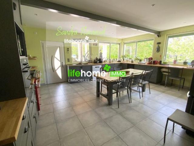 Maison plain pied, garages et dépendances sur 3200 m2 de terrai