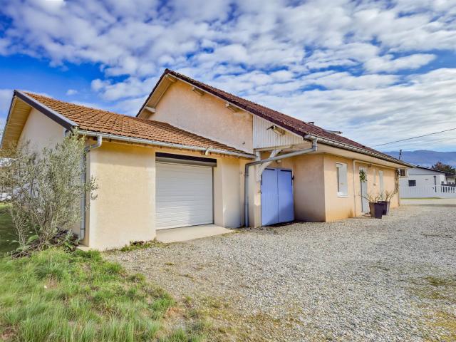 Maison plain pied offrant environ 158 m2 habitables + garage. 158m² Peyrieu