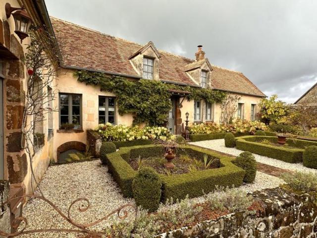 Maison pleine de charme à LA PERRIERE avec jardin paysagé