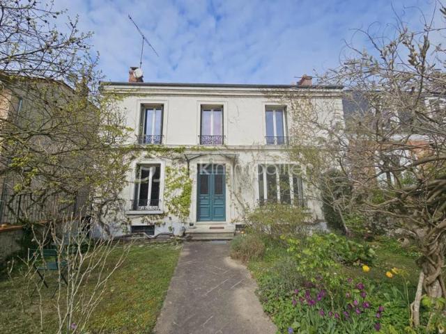 Maison pleine de charme avec 5 chambres et la Juine au bout du jardin