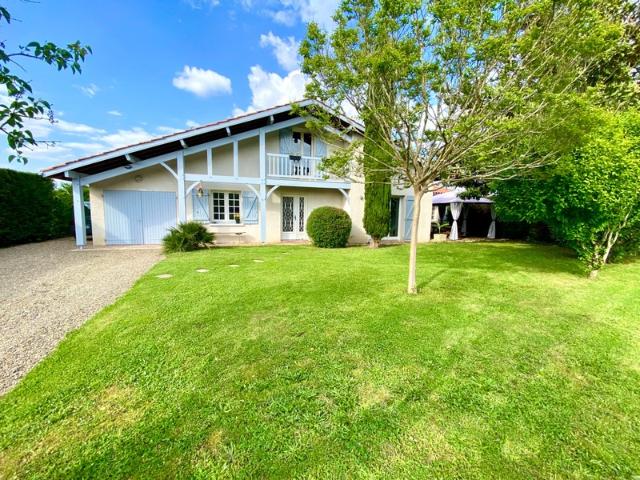 Maison pleine de charme de 5 pièces DPE C/A en excellent état avec grand terrain Proche de VILLENEUVE DE MARSAN 40 à SAINT GEIN