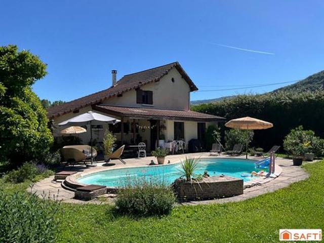 Maison pleine de charme sans vis à vis avec un terrain attenant de 7740 mètres