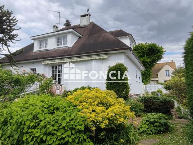 Maison prête à vivre, rénovée de 154m2 avec sous sol total