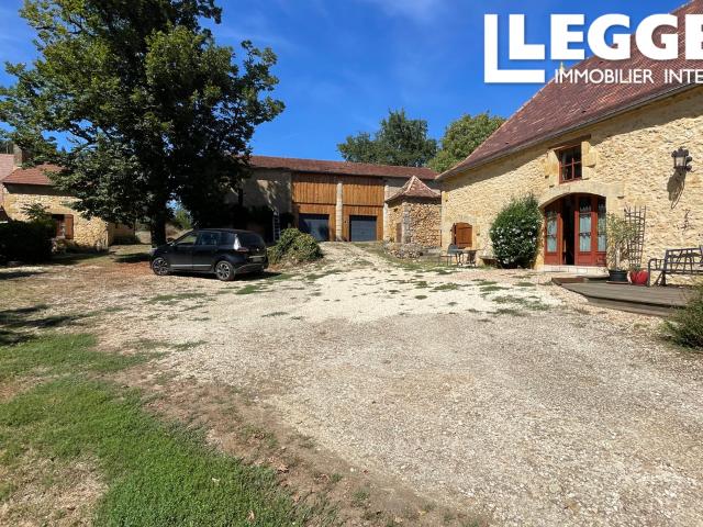 Maison principale avec gîte, pigeonnier, grand terrain et piscine