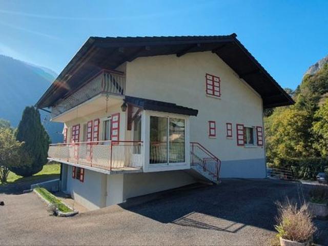 Maison proche cœur du village, 4 chambres, 250 m2 à exploiter