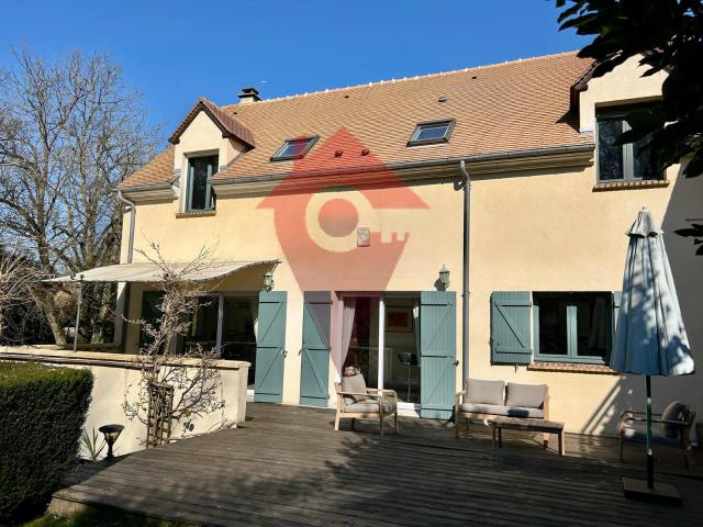 Maison familiale 190 m2 avec un parc arboré de 2200 m2 proche centre d'orgeval