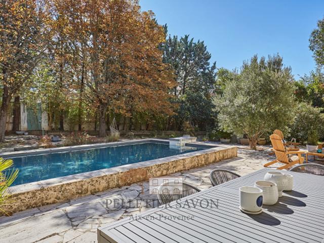 Maison proche centre ville avec 190 m² et terrain arboré de 1000 m²