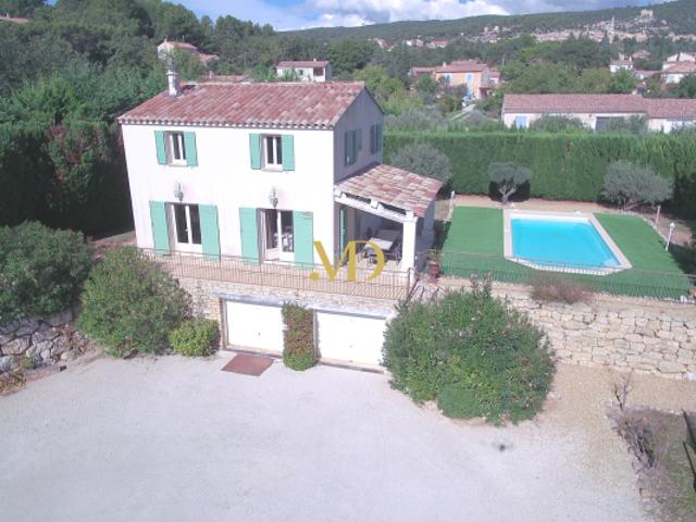 Maison proche du village de Saint Saturnin lès Apt avec pisc