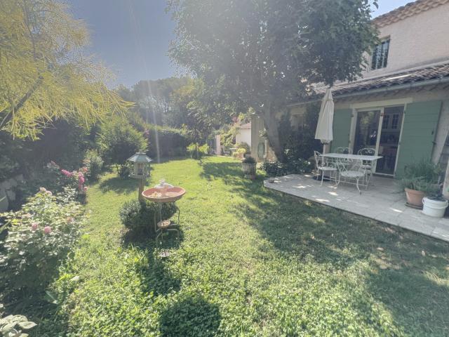 Maison provençale avec jardin, piscine dans cadre privilégié