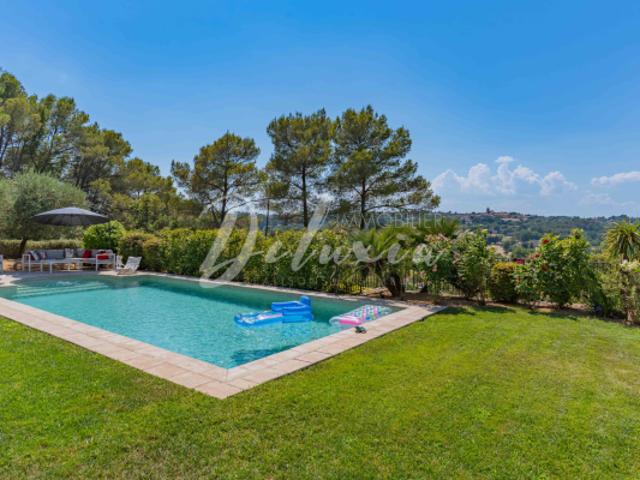 Maison provençale avec piscine et sublime vue dégagée sur Fl