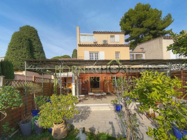 Maison provençale dans un cadre arboré