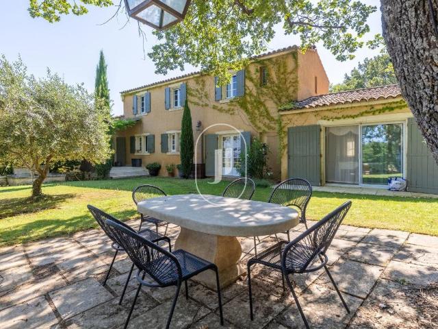 Maison provençale de charme à vendre dans le Luberon, sur le. 192m² Apt