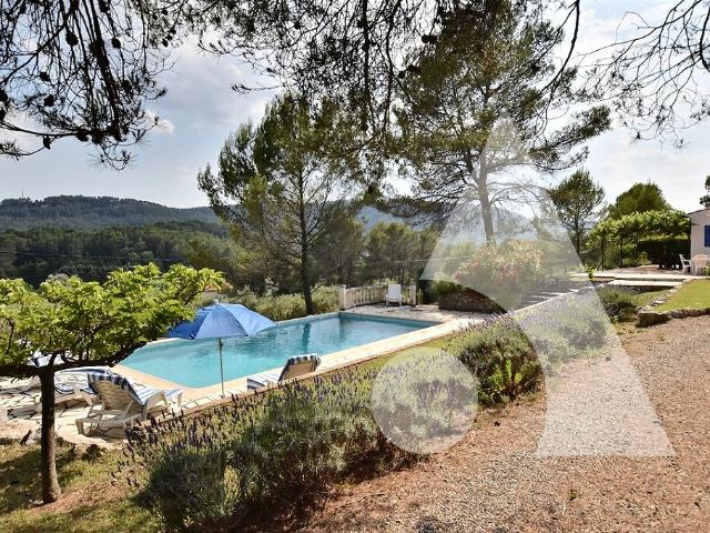 Maison provençale de plain pied 135 m2 avec piscine, double garage et fort potentiel ? Salernes