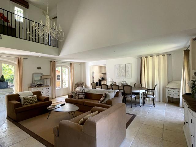 Maison Provençale de Prestige à Vendre à Seillans 5 Chambres, Piscine et Vue Campagne