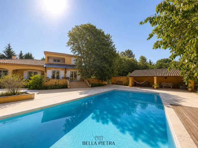 Maison provençale d'exception 220 m2 Terrain de 4 229 m2 Piscine Vue panoramique sur la garrigue