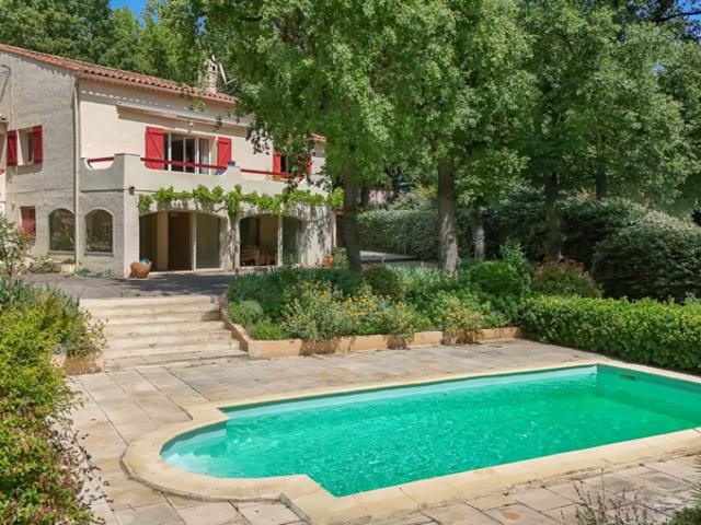 Maison provençale et dépendance avec garage et piscine