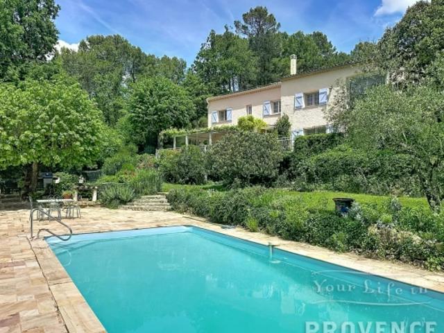 Maison provençale rustique avec piscine et maison d'amis dans un écrin de verdure et de calme