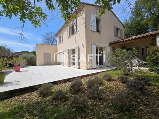 Maison provençale sur un grand terrain avec une piscine et un grand garage