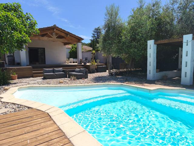 Maison Pujaut 4 pièce s 147 m2 de plain pied sur une parcel. 147m² Pujaut
