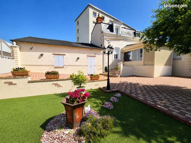 Belle maison familiale avec grand jardin et terrasse à Beaujardin