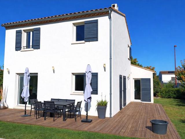 Maison R+1 T5/6 2013 900 m2 de terrain, piscine, suite par